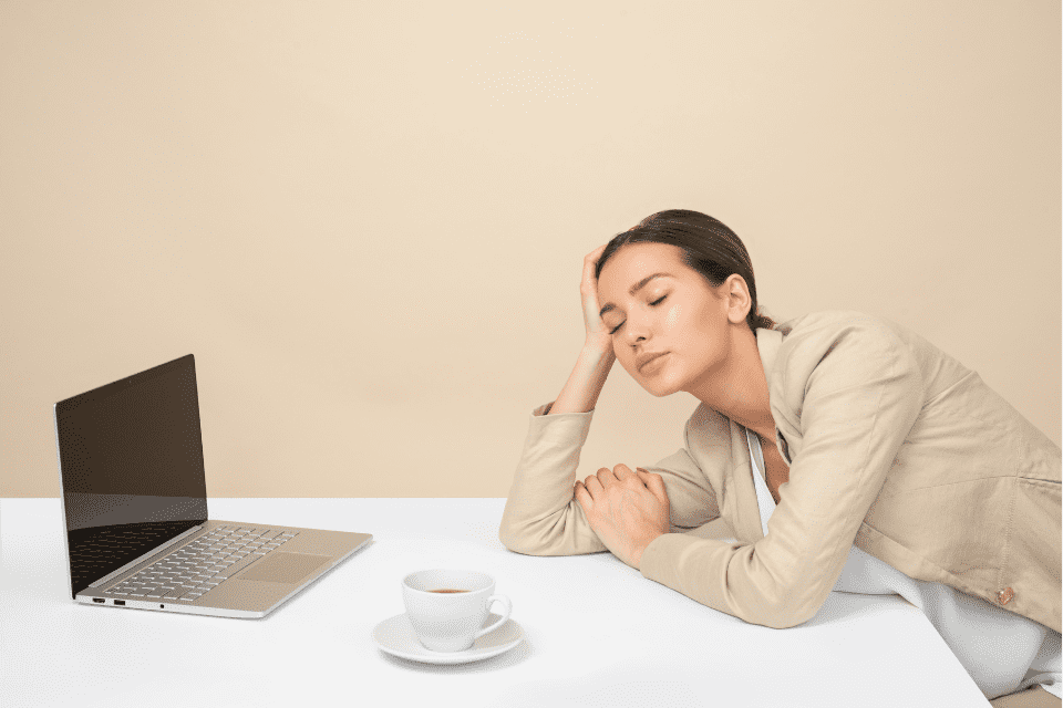 Ngủ trưa dậy bị đau đầu: Nguyên nhân và cách khắc phục